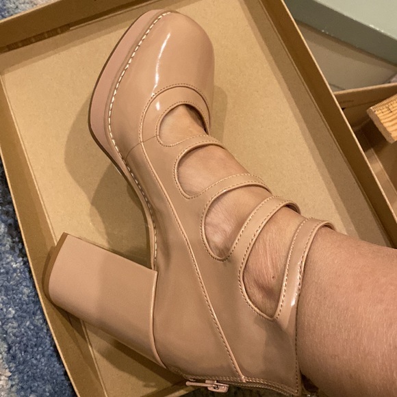 GB high heeled NEW, taupe, sz 8.5 patent shoes with 4 straps and zipper in back - Picture 11 of 14